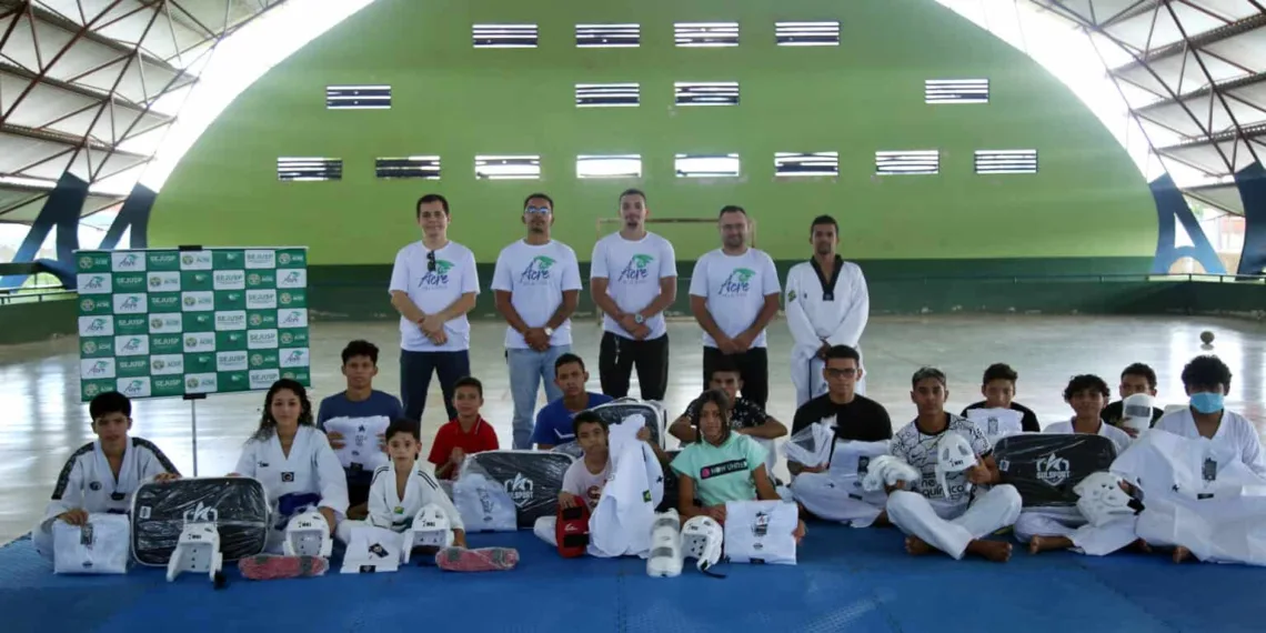 Secretaria de Segurança entrega materiais esportivos para escola de taekwondo na Cidade do Povo. Foto: Dhárcules Pinheiro/Ascom Sejusp.