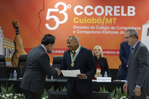 Desembargador acreano é condecorado com Medalha de Honra ao Mérito Eleitoral