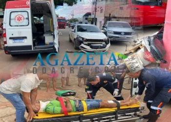 Pai e filho de 6 anos ficam feridos após colisão na Estrada da Sobral