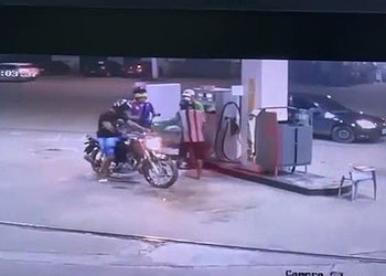 Dois assaltantes foram flagrados por câmera de posto de gasolina no bairro Floresta; Veja o vídeo