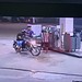 Dois assaltantes foram flagrados por câmera de posto de gasolina no bairro Floresta; Veja o vídeo