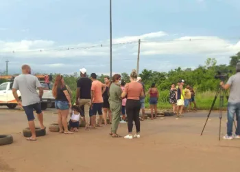 Moradores da Estrada do Amapá fecham tráfego de veículos na BR-364