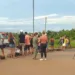Moradores da Estrada do Amapá fecham tráfego de veículos na BR-364