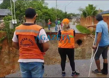 Chuva abre cratera em rua de Rio Branco e Defesa Civil tenta minimizar danos; veja vídeo