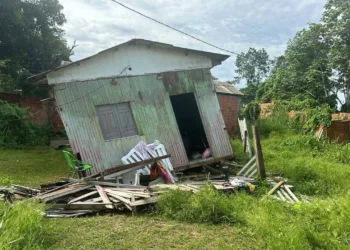 Em Rio Branco, casa desaba após ter estrutura comprometida em enxurrada