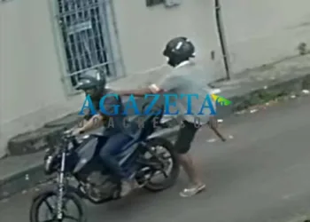 Vídeo mostra funcionárias sendo assaltadas em frente a estabelecimento no Bosque