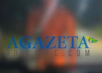 Homem anda nu pelas ruas de Sena Madureira, sobe em veículos e assusta moradores; veja o vídeo