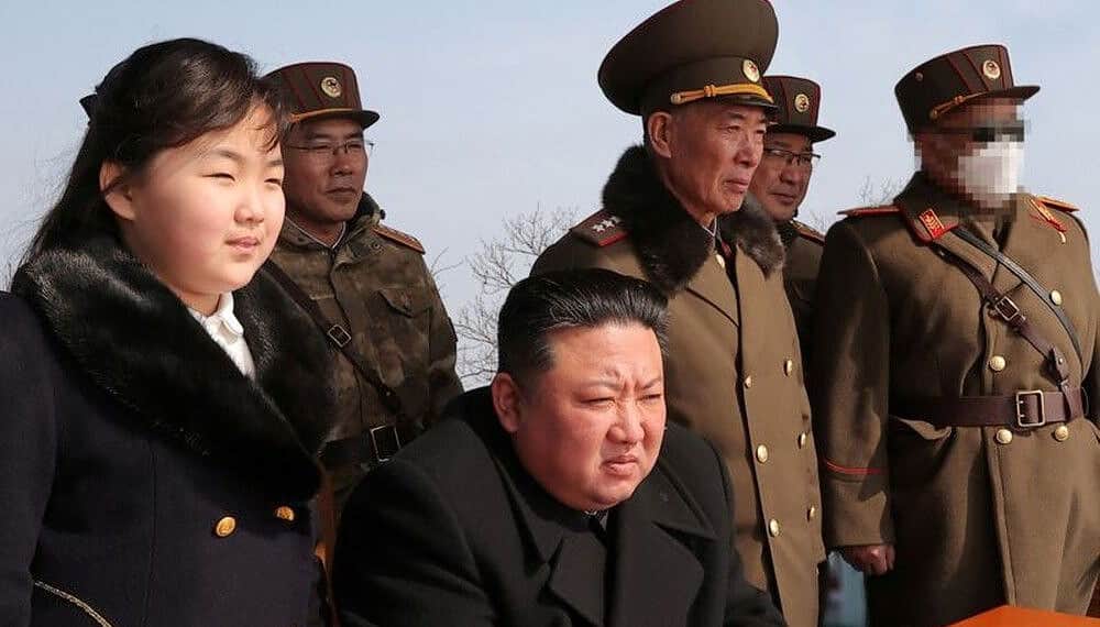 Kim Jong Un e Kim Ju Ae assistem a um exercício de mísseis em um local não revelado, em março de 2023 — Foto: REUTERS