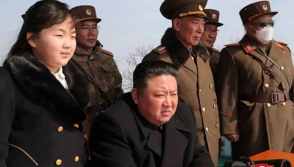 Kim Jong Un e Kim Ju Ae assistem a um exercício de mísseis em um local não revelado, em março de 2023 — Foto: REUTERS