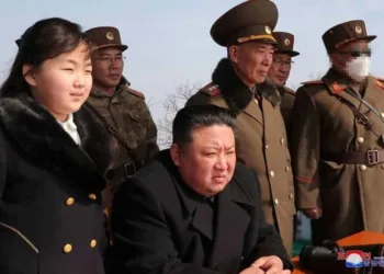Kim Jong Un e Kim Ju Ae assistem a um exercício de mísseis em um local não revelado, em março de 2023 — Foto: REUTERS