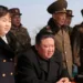 Kim Jong Un e Kim Ju Ae assistem a um exercício de mísseis em um local não revelado, em março de 2023 — Foto: REUTERS