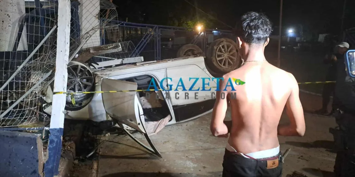 Após atropelar ciclista, motorista é perseguido e capota o carro várias vezes, em Rio Branco