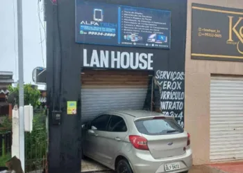 Enfermeira perde controle do veículo, invade loja de celular e causa prejuízo de quase R$ 17 mil