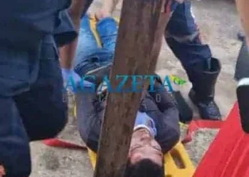 Motociclista perde o controle, bate a cabeça em pedaços de madeira e dá entrada no PS em estado gravíssimo