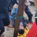 Motociclista perde o controle, bate a cabeça em pedaços de madeira e dá entrada no PS em estado gravíssimo