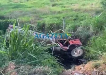 Caminhão tomba e cai em bueiro na estrada de Porto Acre