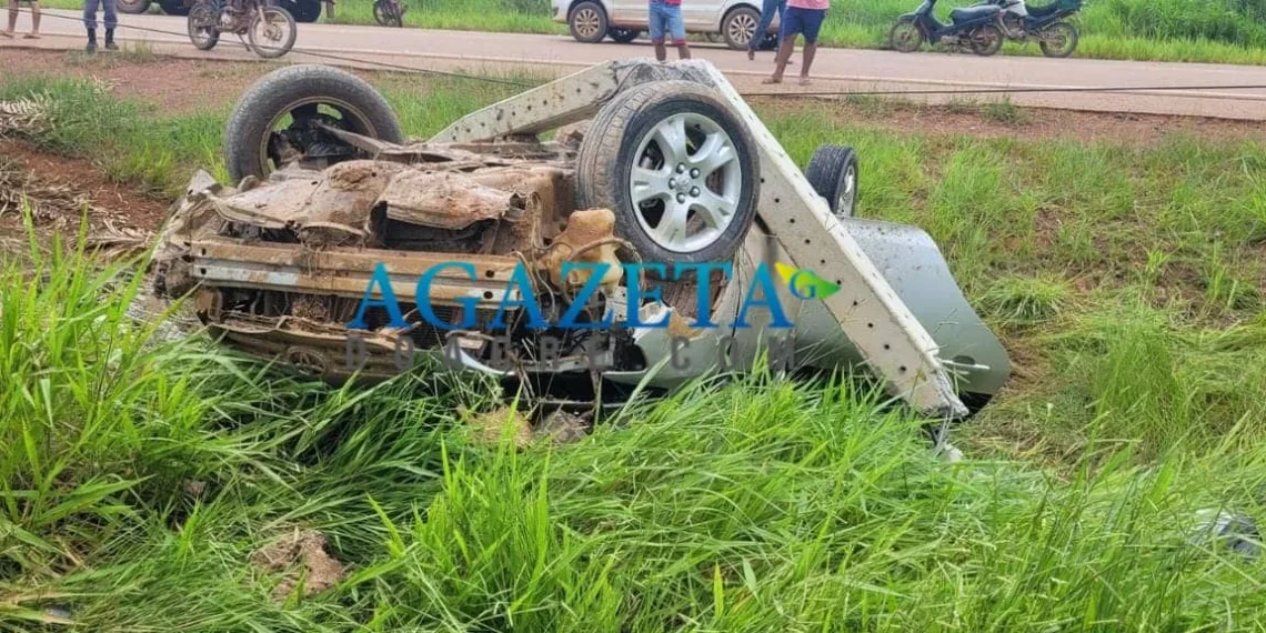 Empresário capota veículo com a esposa e filho de 2 anos, na BR-317