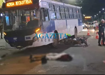 Vídeo mostra momento em que motociclista colide contra ônibus e morre