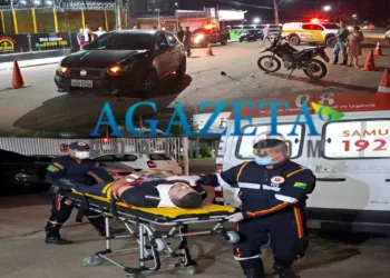 Motociclista fica ferido após colisão contra carro