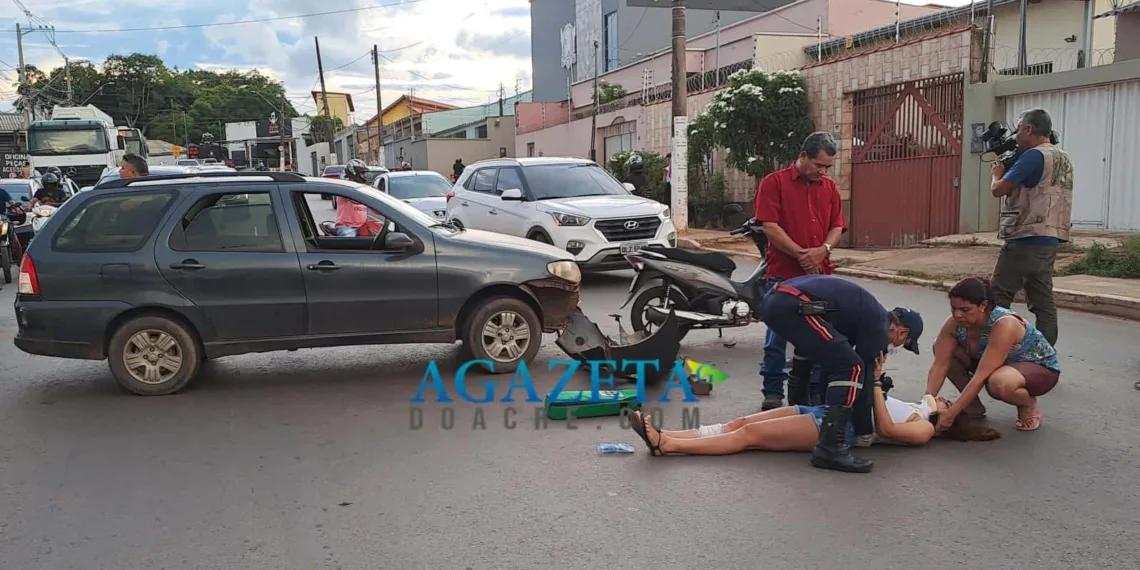 Colisão entre carro e moto deixa mulher gravemente ferida