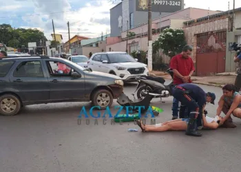 Colisão entre carro e moto deixa mulher gravemente ferida
