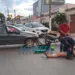 Colisão entre carro e moto deixa mulher gravemente ferida