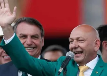 21.nov.2019 - O empresário Luciano Hang, dono das lojas Havan, ao lado do então presidente da República, Jair Bolsonaro Imagem: GABRIELA BILó/ESTADÃO CONTEÚDO