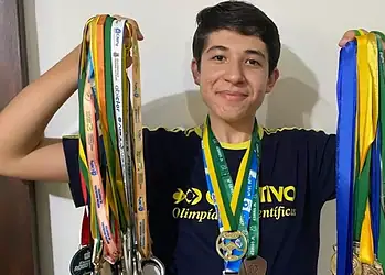 Alexandre acumula dezenas de medalhas em olimpíadas de conhecimento em diferentes áreas Imagem: Divulgação