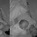 Bebê fica incomodado com ronco do pai e vídeo faz sucesso na web
