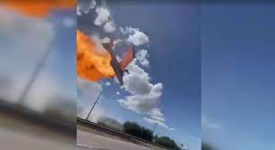 Avião pega fogo ao bater em rede elétrica. veja vídeo