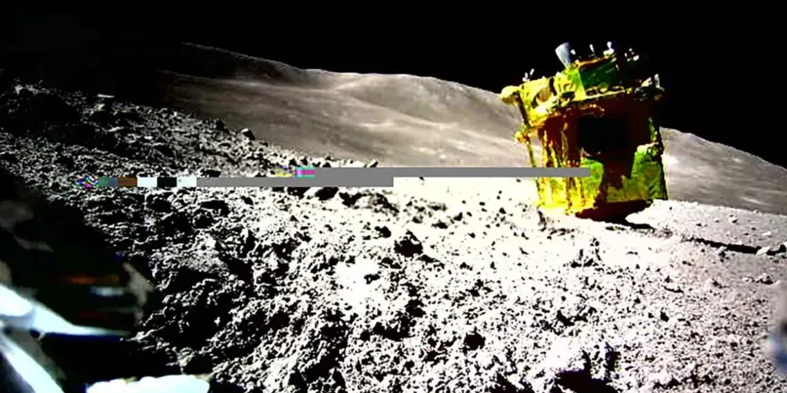 Imagem revela posição inesperada da espaçonave japonesa após ser forçada a pousar de nariz na superfície da Lua.
Agência de Exploração Aeroespacial do Japão (JAXA)