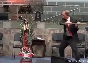 Pastor evangélico destrói a machadadas imagem da Padroeira