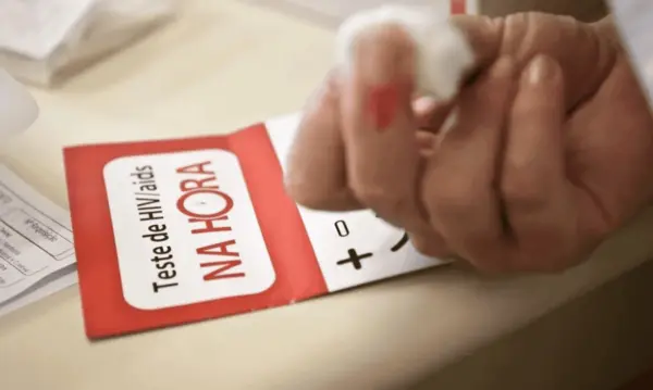 Novo medicamento para pacientes com HIV começa a ser distribuído no Brasil