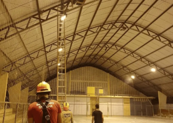 Adolescente fica preso em cobertura de quadra ao tentar tirar bola; bombeiros são acionados para resgatar