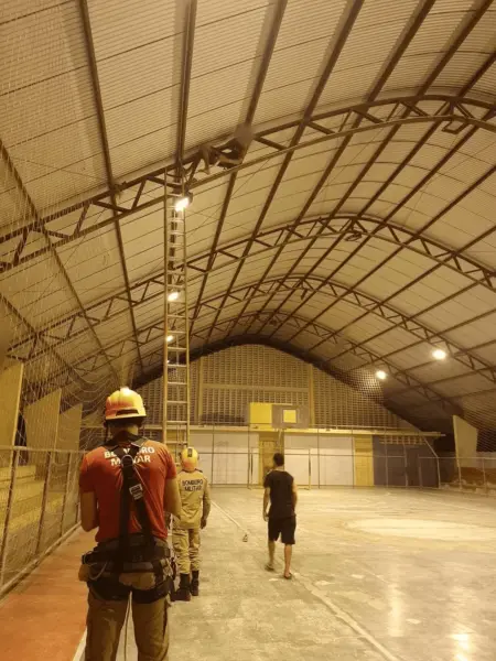 Adolescente fica preso em cobertura de quadra ao tentar tirar bola; bombeiros são acionados para resgatar