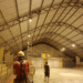 Adolescente fica preso em cobertura de quadra ao tentar tirar bola; bombeiros são acionados para resgatar