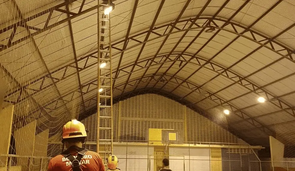 Adolescente fica preso em cobertura de quadra ao tentar tirar bola; bombeiros são acionados para resgatar