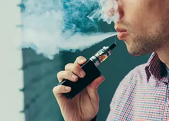 Projeto prevê prisão e multa para venda de cigarro eletrônico a menor de 18 anos