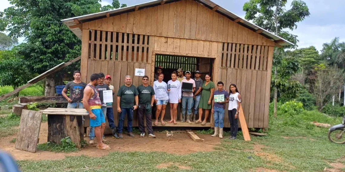 Cooperacre, Coopaeb e parceiros entregam equipamentos de internet via satélite para cinco comunidades da Resex Chico Mendes