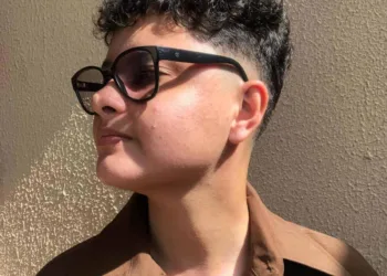 Jovem trans conta sobre desafios da descoberta e importância da aceitação da família: 'nunca me senti invalidado'