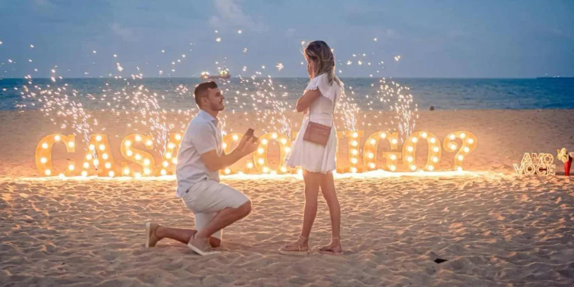 O empresário contratou um letreiro iluminado com a frase “Casa Comigo?”, além de um fotógrafo para realizar os registros do momento (Foto: Originale Fotografia)