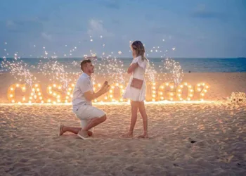 O empresário contratou um letreiro iluminado com a frase “Casa Comigo?”, além de um fotógrafo para realizar os registros do momento (Foto: Originale Fotografia)