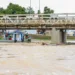 Retirada dos entulhos também facilita a passagem da água. Foto: Neto Lucena/Secom