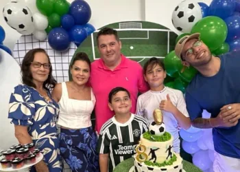 Raphinha Valarini com a ajuda dos pais Ussula Braga e Raphael Valarini, reuniu amigos da escola e familiares para a comemoração de seus oito anos de vida
