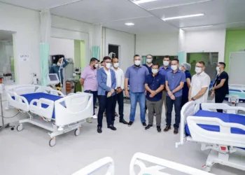 Governador Gladson Cameli e parceiros responsáveis pela entrega estiveram juntos no Into. Foto: Neto Lucena/Secom