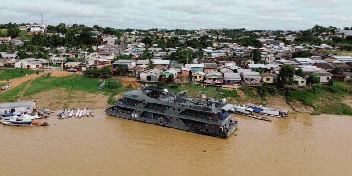 Navio está atracado às margens do Rio Juruá, em Cruzeiro do Sul. Foto: Diego Silva/Secom