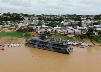 Navio está atracado às margens do Rio Juruá, em Cruzeiro do Sul. Foto: Diego Silva/Secom