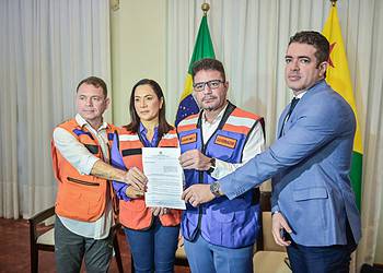 Governador assinou o documento que dá celeridade a processos burocráticos. Foto: Diego Gurgel/Secom