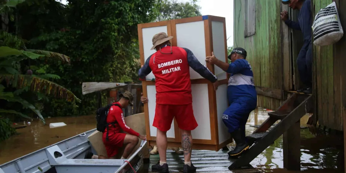 Bombeiros atual na retirada das famílias das áreas atingidas. Foto: Dhárcules Pinheiro/Sejusp