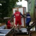 Bombeiros atual na retirada das famílias das áreas atingidas. Foto: Dhárcules Pinheiro/Sejusp